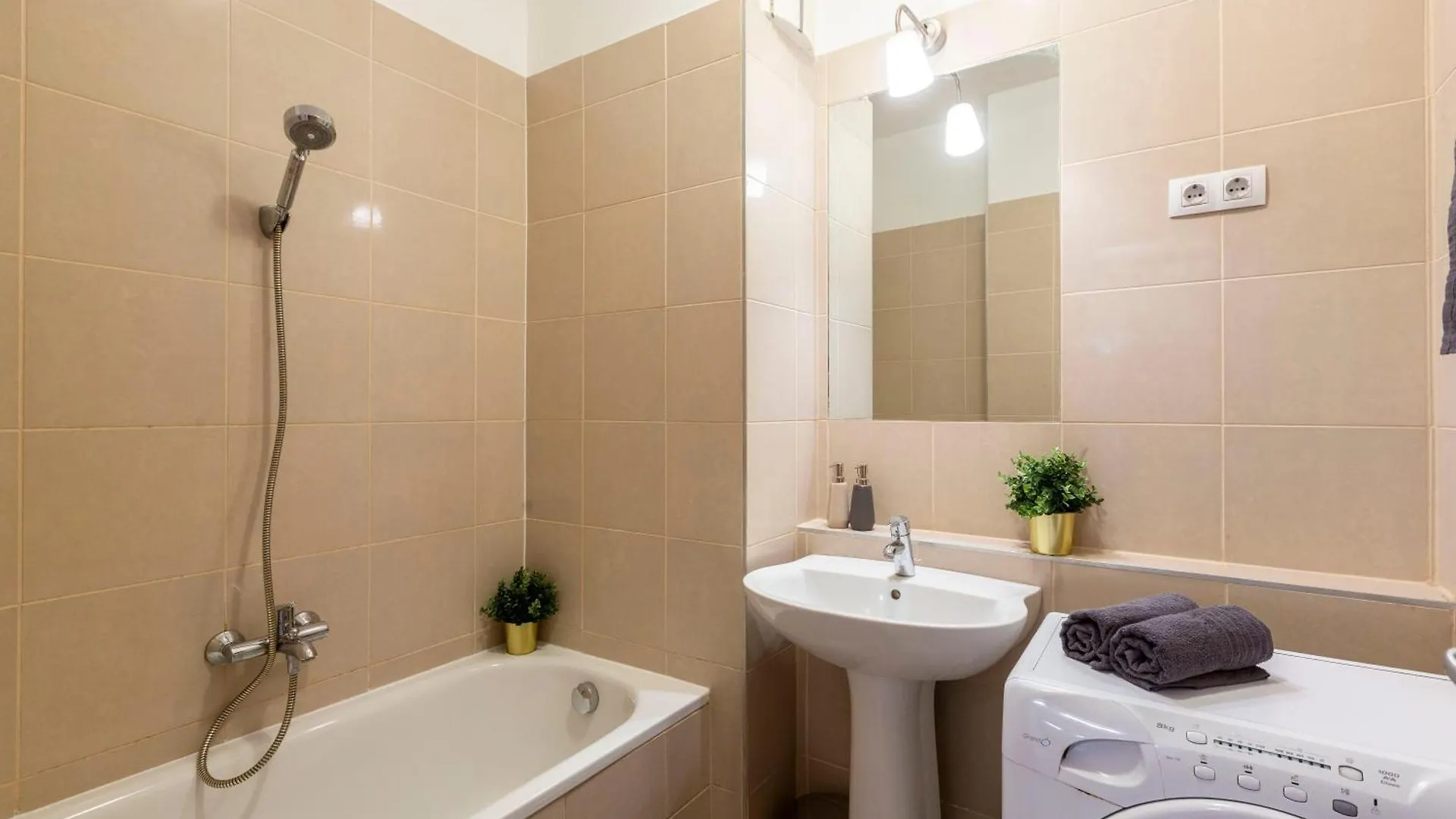 Apartamento Downtown Cozy Home In The Gozsdu Garden Budapest Hungría